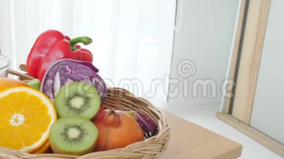 女人用蔬菜和水果切绿色苹果的特写用来做健康的沙拉食物烹饪和配料生酮视频的预览图