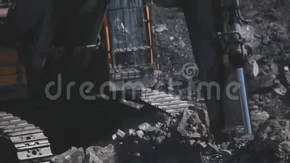 挖掘机斗挖煤视频的预览图