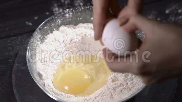 把鸡蛋分解成面粉关闭并缓慢移动视频的预览图