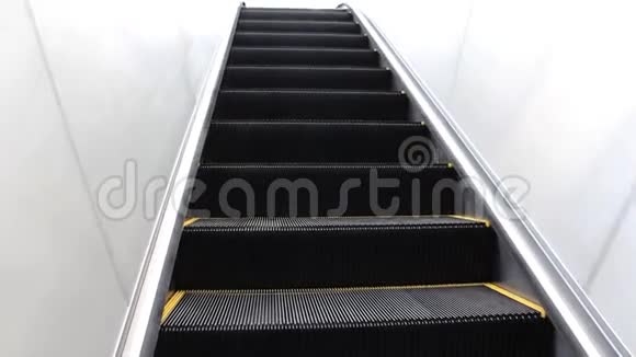 自动扶梯电子现代风格在公共区域不断移动扶梯空动楼梯上下运行视频的预览图