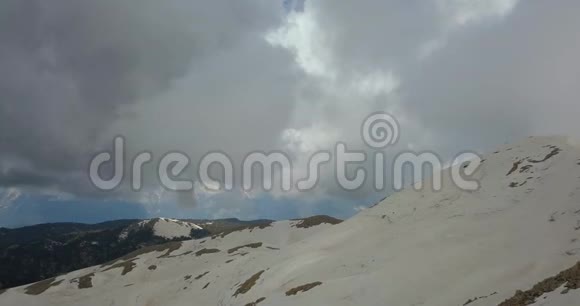 山顶白雪覆盖天空多云塔塔利4k视频的预览图