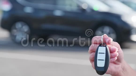 一个女人展示了她从汽车经销商那里买的新车的钥匙视频的预览图