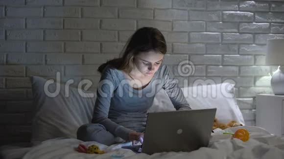 精疲力竭的母亲在网上寻找年轻父母的提示睡着了视频的预览图