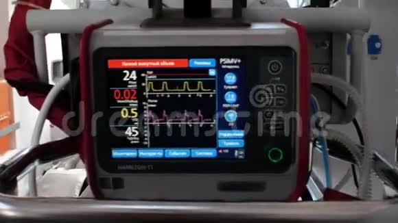 心电图机的屏幕连接到新生儿早产儿救护车运送早产儿高清高清VID视频的预览图