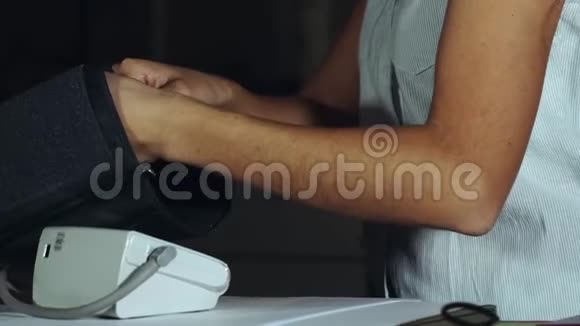 测量血压的女人视频的预览图