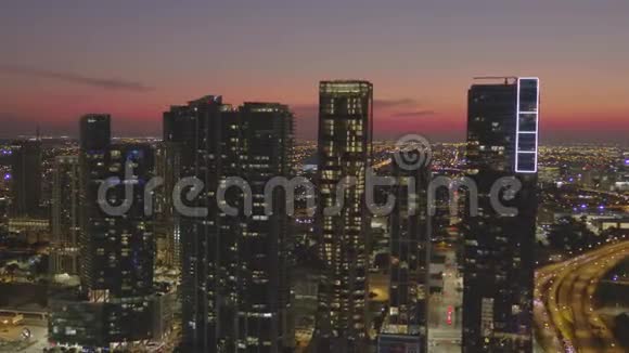 航空接近迈阿密戴德城景下的高层建筑视频的预览图
