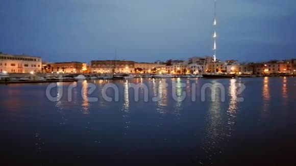 Trani日落后港口概况视频的预览图
