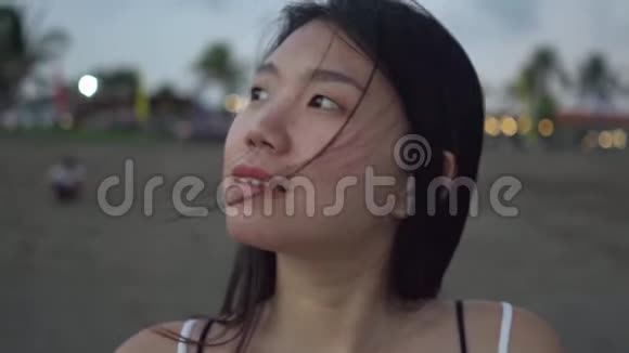 一系列年轻美丽快乐的亚洲韩国女人在日落的黄昏微笑着在海滩上悠闲地散步视频的预览图