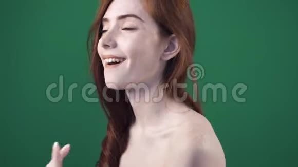 可爱的红发女孩用赤裸的肩膀唱歌跳舞视频的预览图