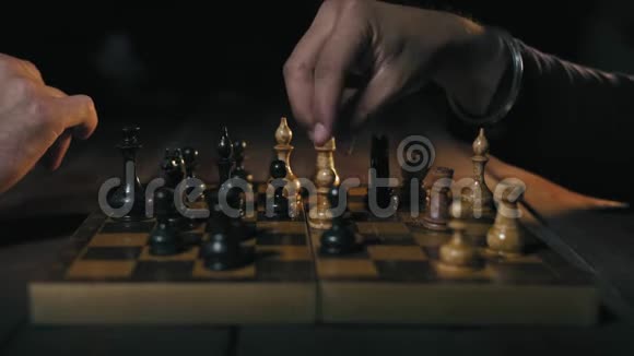 特写镜头两个男人晚上玩象棋视频的预览图