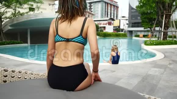 家人在酒店度假妈妈和女儿在游泳池附近视频的预览图