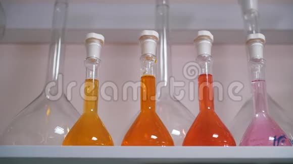 实验室里装有液体的瓶子视频的预览图
