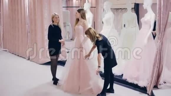 漂亮女孩在商店里选择舞会礼服视频的预览图