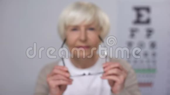 女士退休后戴眼镜和聚焦视力由眼镜师预约视频的预览图