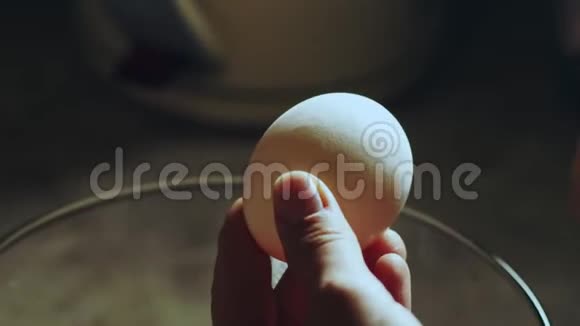 人用菜刀打碎鸡蛋视频的预览图