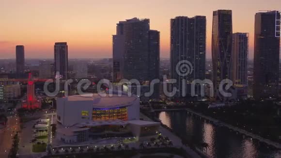 美国航空公司竞技场在迈阿密4k60p市中心的空中黄昏镜头视频的预览图