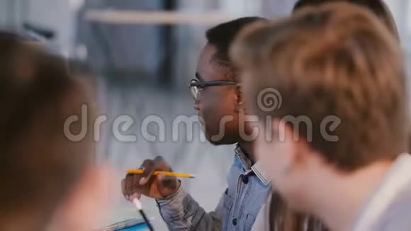 多种族的年轻专业人士商业伙伴在团队会议上重点非洲美国男性工人发言视频的预览图