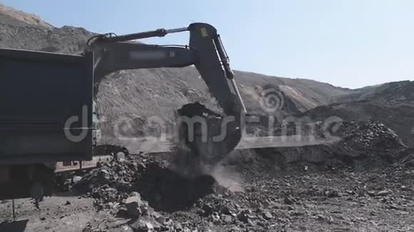 挖掘机斗挖煤视频的预览图