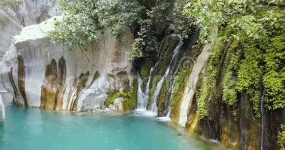 Goynuk峡谷两边有蓝色的水和巨大的岩石4k视频的预览图