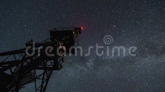 银河系在星空中的通讯塔上视频的预览图