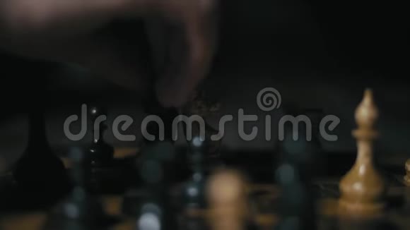 近战男子手在夜游国际象棋比赛中骑马视频的预览图