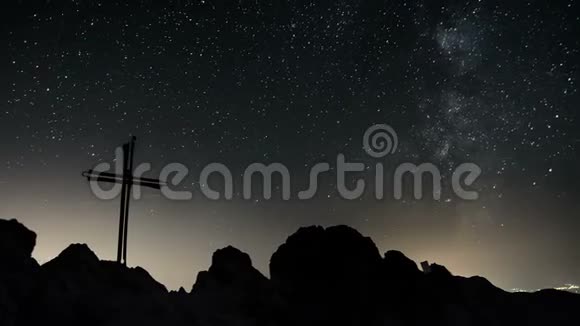 银河系的恒星在山顶上横移视频的预览图