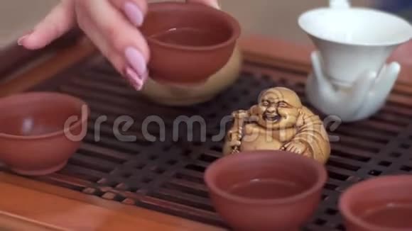 中国的茶道是按照斟茶的所有规则举行的视频的预览图