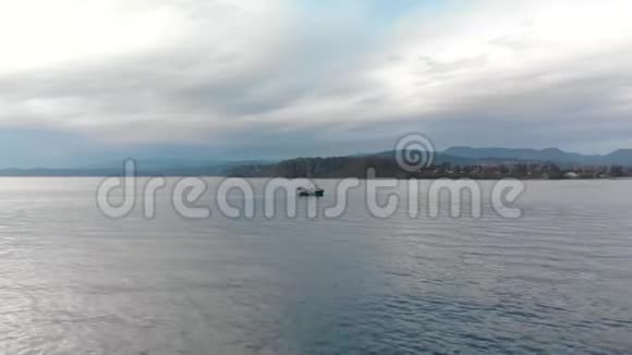 一艘小渔船驶回公元前苏克港的空中镜头4K24FPS视频的预览图
