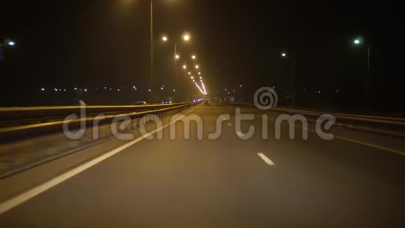 在夜间高速公路上驾驶汽车观点路灯照明轨道视频的预览图