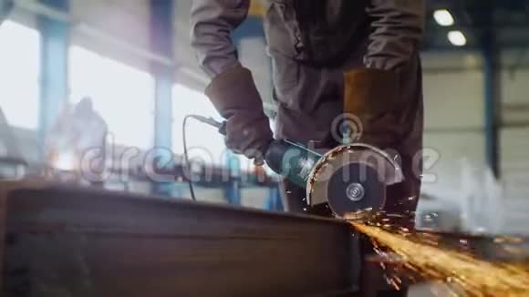 工人用锯木切割煤气和炼油厂视频的预览图