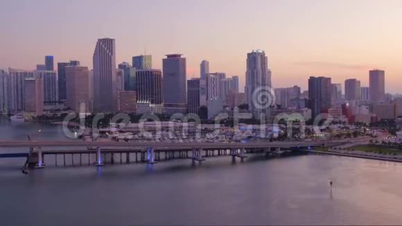 美丽的空中黄昏镜头迈阿密市中心和贝赛德市场4k60p视频的预览图