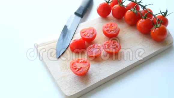 美丽多汁的成熟红樱桃西红柿成串白色桌子背景和木制厨房板和时尚黑色视频的预览图