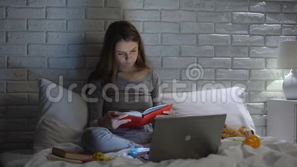年轻母亲在网上阅读书籍搜索婴儿护理提示育儿视频的预览图