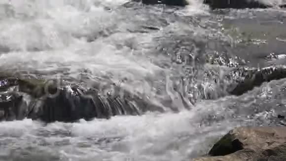 湍急的水流从岩石上涌过来视频的预览图