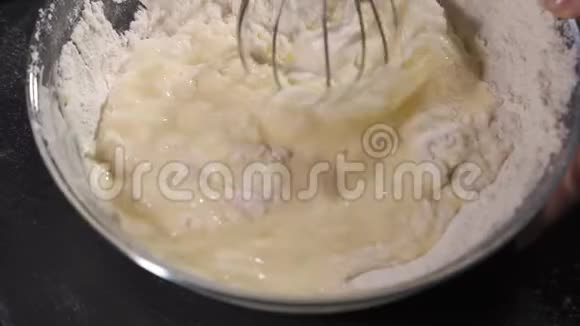 搅拌碗中加入白砂糖搅拌面粉视频的预览图