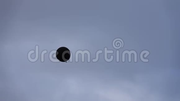 黑色充气氦气球飞行视频的预览图