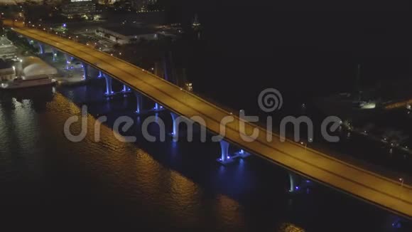 迈阿密市中心著名霓虹灯桥空中视频4k60p视频的预览图