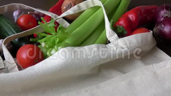 带有产品蔬菜的生态袋零废使用少塑概念木质生态棉织品袋有机新鲜蔬菜视频的预览图