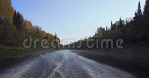 秋季日出时摩托艇漂在河上视频的预览图