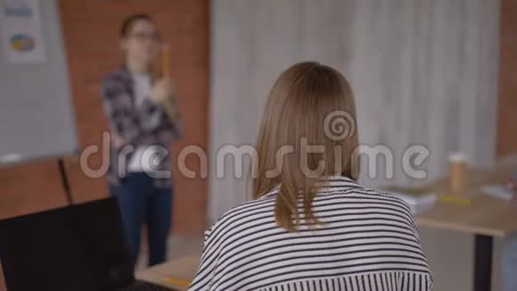 老师和学生柔和的关注老师老师神秘的个性4K视频的预览图