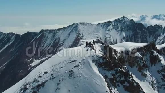 阳光明媚的一天山顶上的登山者鸟瞰图视频的预览图