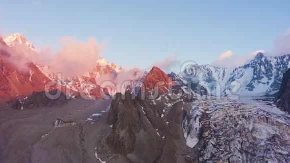 天山雪山日落高空超脱视频的预览图