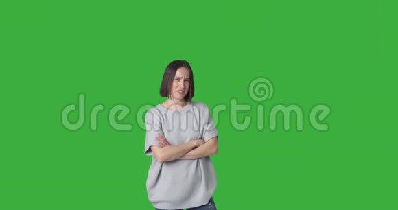 女人一边哭一边反对绿屏视频的预览图