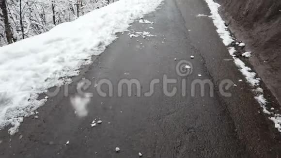 冬天雪落在人行道上视频的预览图