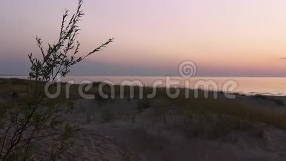 美丽的橙色日落在波罗的海海边的日落视频的预览图