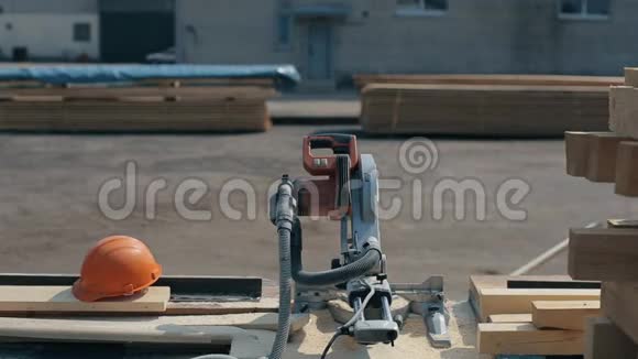 工业青年木工工人戴着建筑谷歌来到木材切割机视频的预览图