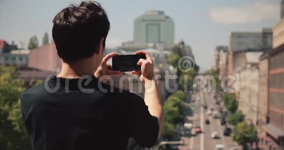 亚洲男人用智能手机拍摄欧洲城市视频的预览图
