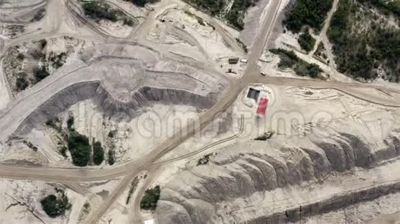 垃圾场采石场运输采矿设备的道路视频的预览图