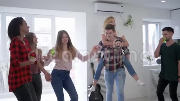 朋友们在家庭聚会上胡闹年轻人在厨房里跳舞玩得很开心戴着塑料眼镜视频的预览图