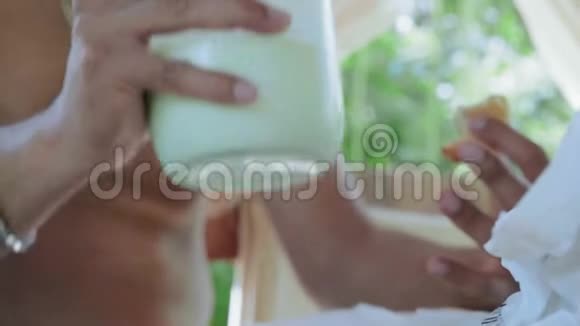 近景印度男人喝银行提供的牛奶视频的预览图
